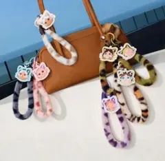 韓国　CRYBABY Wild but Cutie フォンチャーム neon