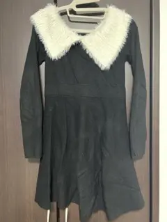 ファー襟デザインの黒い長袖ニット