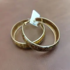 グリッターゴールドフープピアス