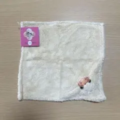 おがくずに埋もれて眠るハムスターのハンカチのサムネイル