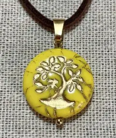 樹のガラスビーズペンダント イエロー　ヴィンテージ調 ハンドメイド no460