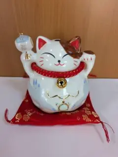 132 招き猫　貯金箱　鈴付　縁起物