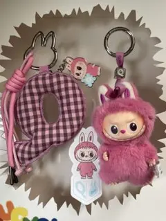 PIN FOR LOVE キーホルダーセット【Ｑ】イニシャルラブブ