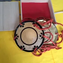 和楽器　小鼓の皮 楽天市場】小鼓 合成皮革（胴:樹脂・調べ:ナイロン） : 和楽器総合販売