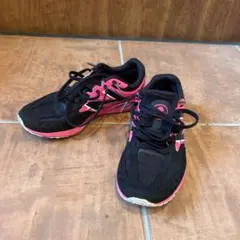 美品！New Balance キッズスニーカー 黒/ピンク　２２，5センチ