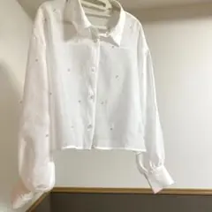 Riche glamour パール付き　ショート丈ブラウスシャツ