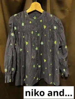 花柄刺繍のダークグレー長袖ブラウス