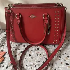 COACH スタッズ付きレッドショルダーバッグ - メルカリ