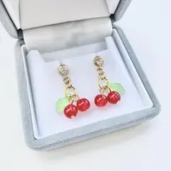 【新品・未使用】さくらんぼモチーフ ピアス 可愛い レディース チェリー