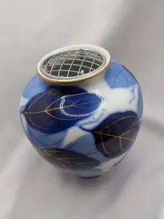 深川製磁 瑠璃色花瓶 剣山付き 葉と実模様 FUKAGAWA ARITA 刻印のサムネイル