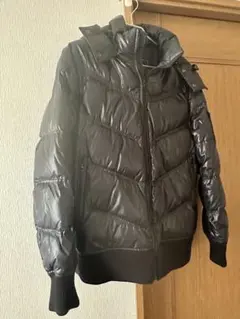 ブラック フード付きダウンジャケット