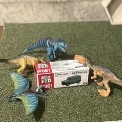 恐竜フィギュア4体　ポケットトミカ　スズキジムニー
