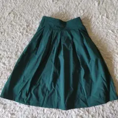美品】ユニクロ ひざ丈フレアスカート グリーン 　Sサイズ