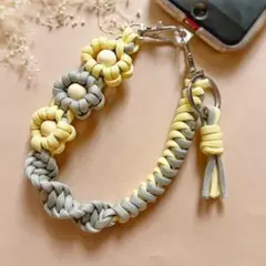 【ハンドメイド】パラコード お花のハンドストラップ｜スマホストラップ　黄 グレー