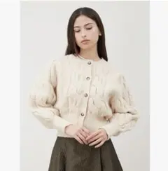 ミラオーウェン　スコッチ釦短丈ケーブルニットカーデ