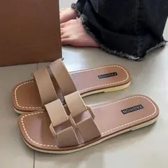 リボン付きブラウンフラットサンダル