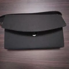 黒のクラッチバッグ