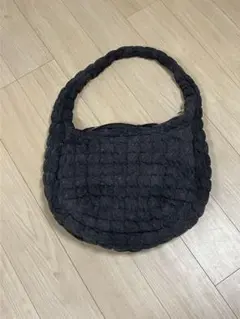 ◆COS◆ 新品  キルティング オーバーサイズ バック　黒 RECYCLED POLYESTER QUILTED OVERSIZED SHOULDER BAG オーバーサイズ