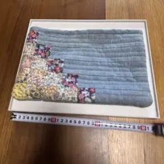 キルティングブルーと花柄のポーチ