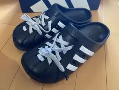 新品アディダスadidasアディレッタクロッグ サンダル　23.5 黒白のサムネイル