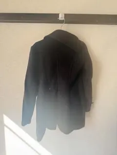 黒のウール混合ダブルブレストロングコート