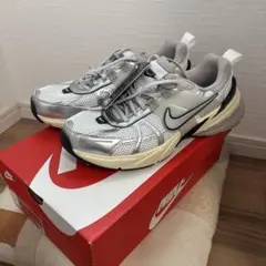 新品 箱付き《NIKE》 V2K Run 27センチ