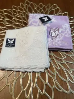 ハナエモリ　蝶の刺繍タオルハンカチとレース装飾の白いハンカチ2枚セット