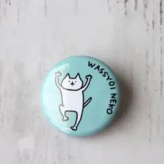 【わっしょいねこ缶バッジ】オリジナル創作イラストグッズ　ゆるいユニーク雑貨　水色