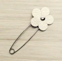 ブローチ 安全ピン 花 ホワイト系 1個 ストールピン レザー 革 名札