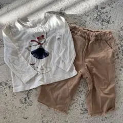 白い長袖Tシャツとベージュパンツセット