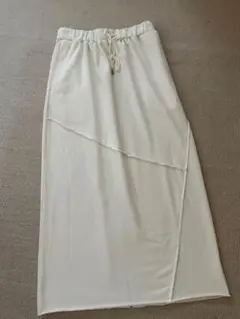 春夏　白色スリット入りロングスカート