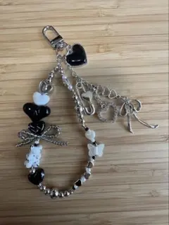 【No.2】ハート型ビーズとチャームのアクセサリー　ハンドメイドキーホルダー