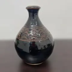 黒色波模様陶器花瓶