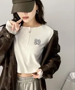 指先も胸元も、あざと可愛い。ロゴ刺繍ヘンリーネッククロップドテレコリブカットソー