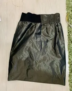 sacai サカイ ウエストリブ スカート 光沢カーキ サイズ2のサムネイル