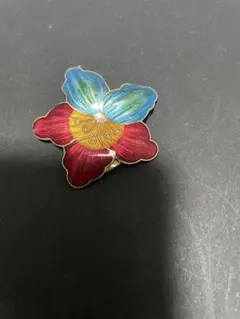 花と蝶のデザイン ブローチ