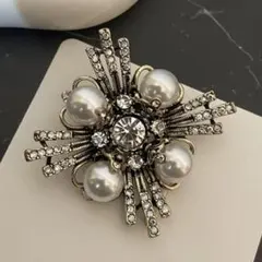 クラシカル パール クロス　ブローチ ヴィンテージデザイン　バロック調　ビジュー