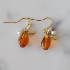 オレンジカラーのグラスビーズ・ピアス　パールチャーム　フックピアス