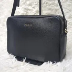 【美品】フルラ カメラバッグ レザー ブラック ダブルファスナー ゴールド金具