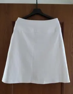 ホワイト フレアスカート ひざ丈 ボタン付き