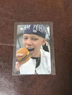 TREASUREはぴだんぶいカフェ　東京予約特典　ヒョンソク