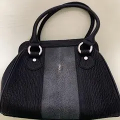 黒いストライプデザインバッグ