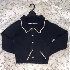 黒いクロップドニット 長袖 ボタン付き