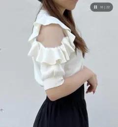 abc une face 肩チュールフリルニット ホワイトニットのサムネイル