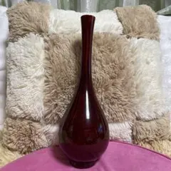 赤茶色の細長い木製花瓶一輪挿し