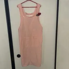 ピンクのオーバーオールエプロン