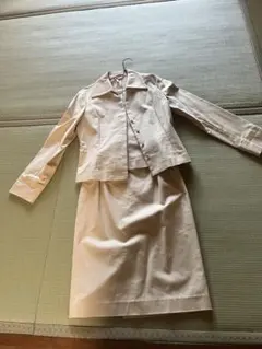 ベージュ ジャケットとスカートのセット