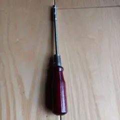 나무 손잡이가 달린 5mm 너트 드라이버