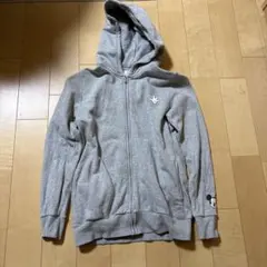 ミッキー刺繍グレーSパーカー