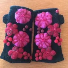 手袋　フェルト刺繍　派手　個性的　アームカバー